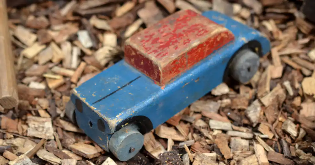 Stari drveni autić igračka