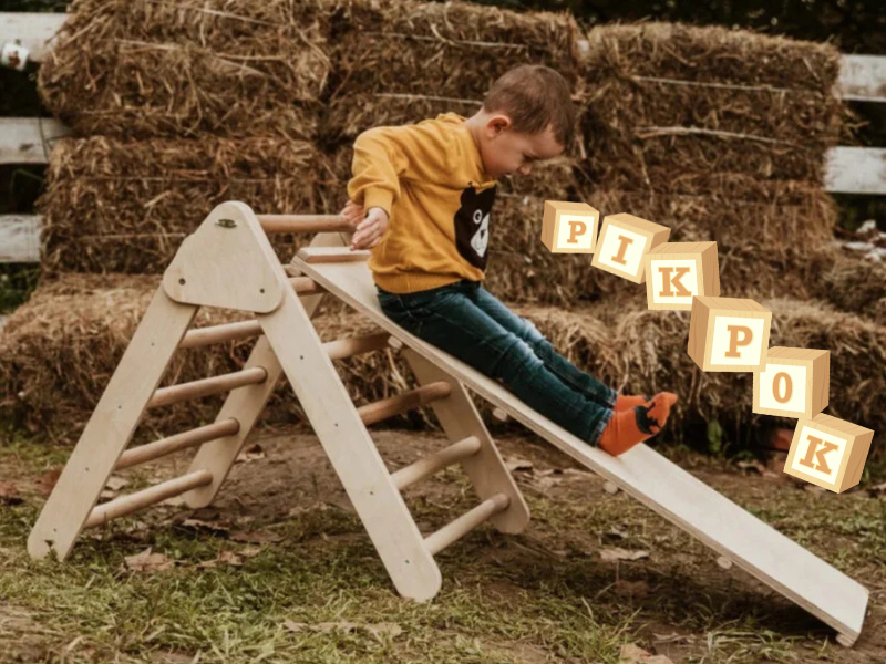 Pikpok Dete se igra sa pikpok igračkom